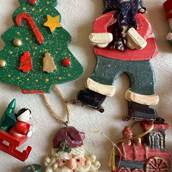 14 wooden (and more) French vintage rustic mini Christmas tree ornaments. - Picture 2 of 5